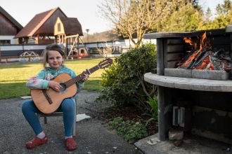 Gitarrespielen am Lagerfeuer  Pia Walter